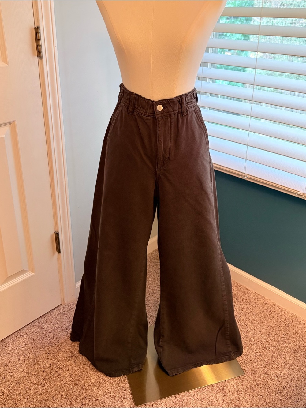 Anthropology Wide Leg High-Rise Women's Jeans - light black. Size small